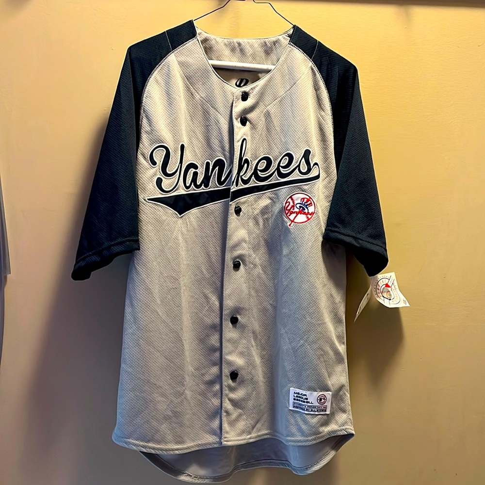 NWT Men’s Yankees color block button down jersey with embroidered logo, size M.